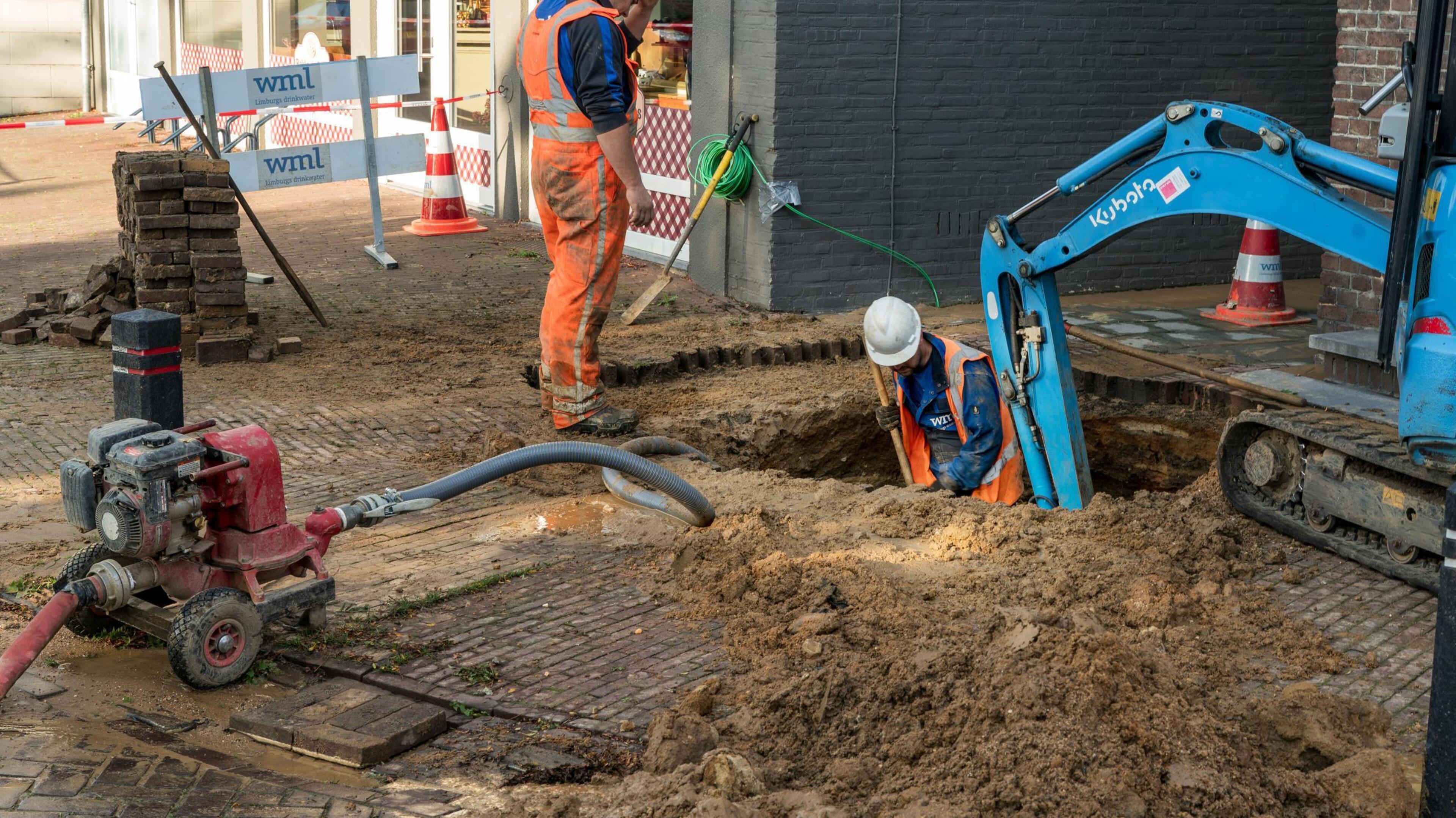 Derde breuk waterleiding in zelfde straat zet dorpskern van Munstergeleen wederom onder water